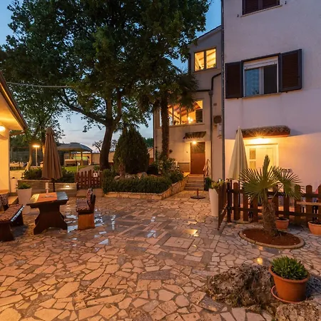 Haus Sole By Interhome Semesterbostad Poreč